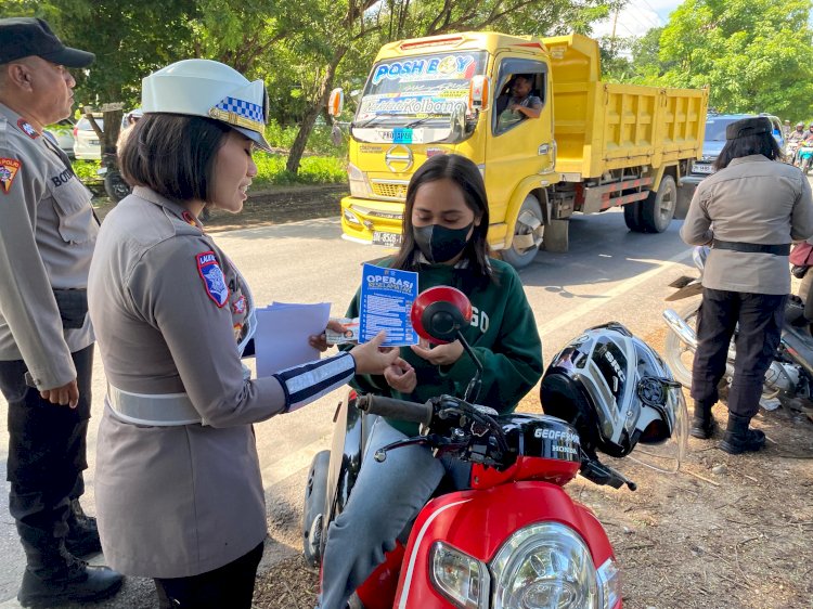 Polres Kupang Gelar Operasi Keselamatan di Hari Valentine, Bagikan Coklat dan Brosur Sasaran Operasi