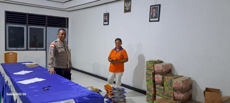 Bhabinkamtibmas Desa Afoan & Kelurahan Naikliu Monitoring Bantuan Sembako bagi Warga Terdampak Banjir di Amfoang Utara