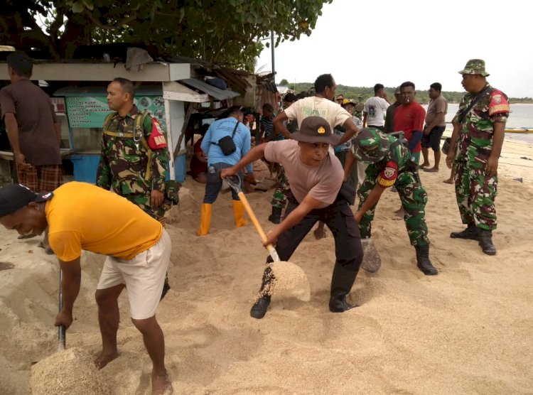 Bhabinkamtibmas Polsek Kupang Barat Bersama Babinsa dan Babinpotmar Gotong Royong Bersihkan Material Banjir Rob di Pantai Tablolong