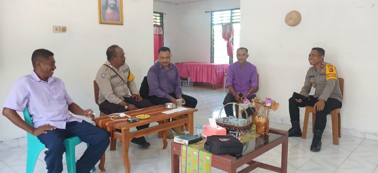 Kapolsek Sulamu Sambangi Ketua Majelis Jemaat GMIT Solafide Sulamu, Sampaikan Pesan Kamtibmas