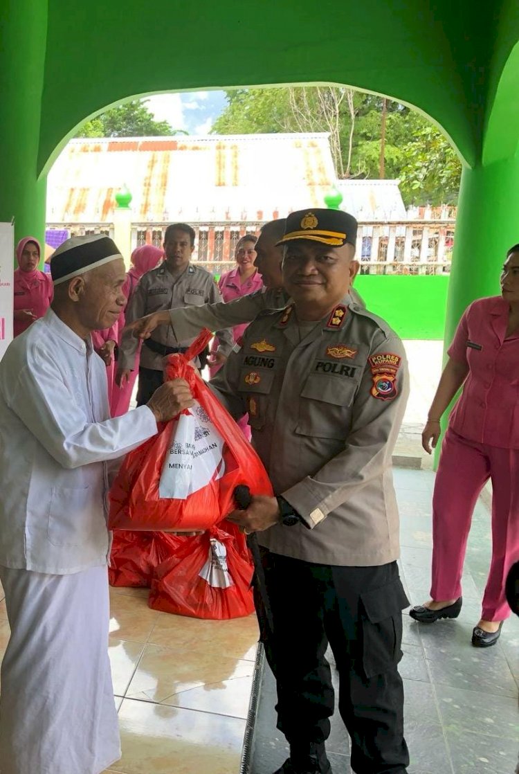 Dipimpin Kapolres, Polres Kupang Gelar Bakti Sosial Sambut Ramadhan, Bagikan Puluhan Paket Sembako