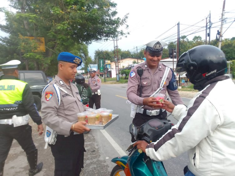 Kapolres Kupang Gelar Pembagian Takjil Ramadhan di Masjid Nurul Jadid Babau