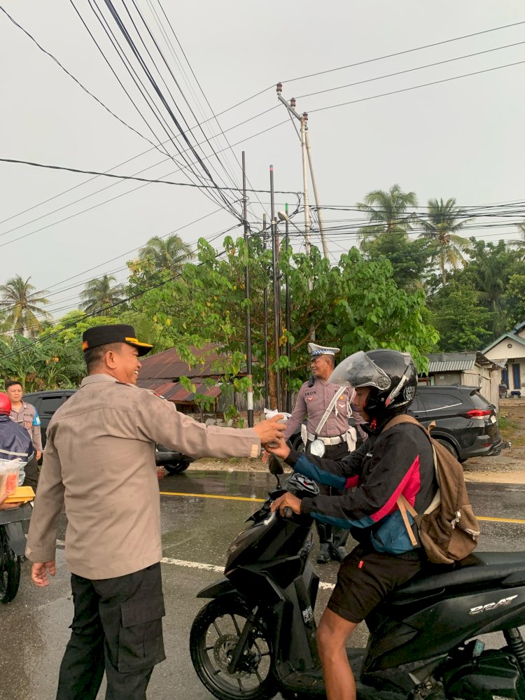 Kapolres Kupang Berjibaku dalam Gerimis, Pimpin Bakti Sosial Ramadhan dengan Pembagian Takjil