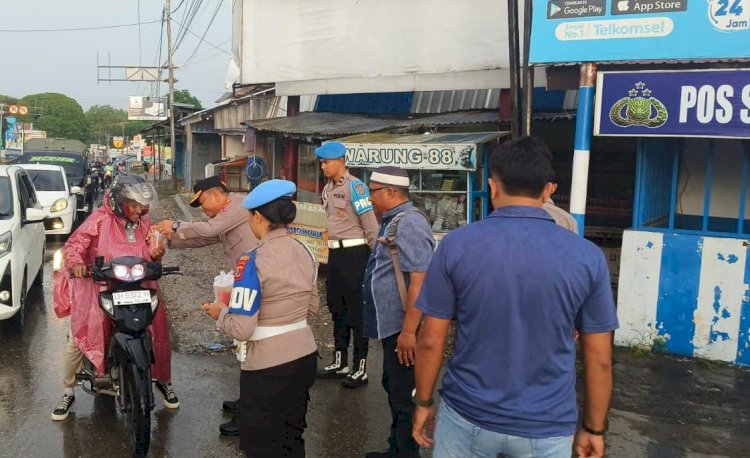 Berkah Ramadhan, Kapolres Kupang Turun ke Jalan Bagikan Takjil di Simpang 3 Oesao