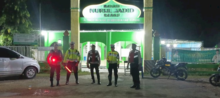 Pantau Situasi Sholat Taraweh, Unit Dalmas Polres Kupang Gelar Patroli ke Masjid-Masjid