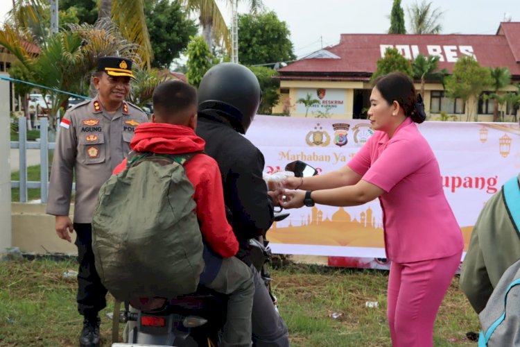 Bhayangkari Kupang Tebar Berkah! Takjil Gratis untuk Warga di Jalan Timor Raya