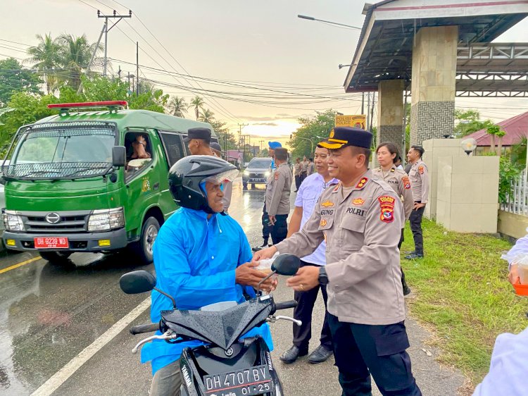 Kapolres dan Wakapolres Kupang Turun ke Jalan Bagikan Takjil kepada Masyarakat