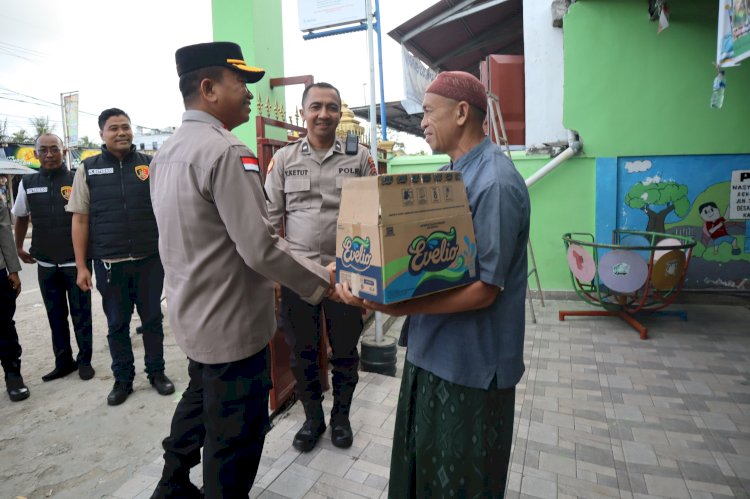 Gelar Bakti Sosial Ramadhan didepan Masjid Al Solihin Kapolres Kupang Berbagi Berkah dengan Umat Muslim Kupang Tengah