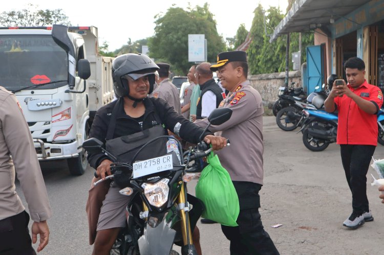 Gelar Bakti Sosial Ramadhan didepan Masjid Al Solihin Kapolres Kupang Berbagi Berkah dengan Umat Muslim Kupang Tengah