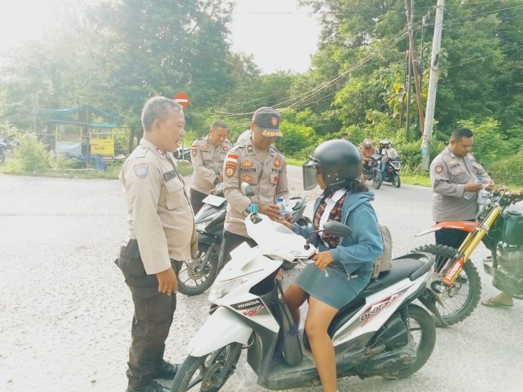 Polsek Kupang Barat Bagikan Takjil Gratis untuk Pengguna Jalan di Bulan Suci Ramadhan