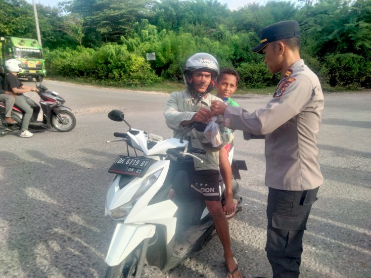 Polsek Kupang Barat Bagikan Takjil Gratis untuk Pengguna Jalan di Bulan Suci Ramadhan