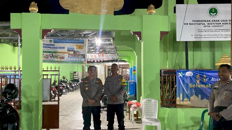 Kapolres Kupang Pantau Langsung Pengamanan Sholat Tarawih di Masjid Al Solihin Tarus, Pastikan Ibadah Berjalan Kondusif