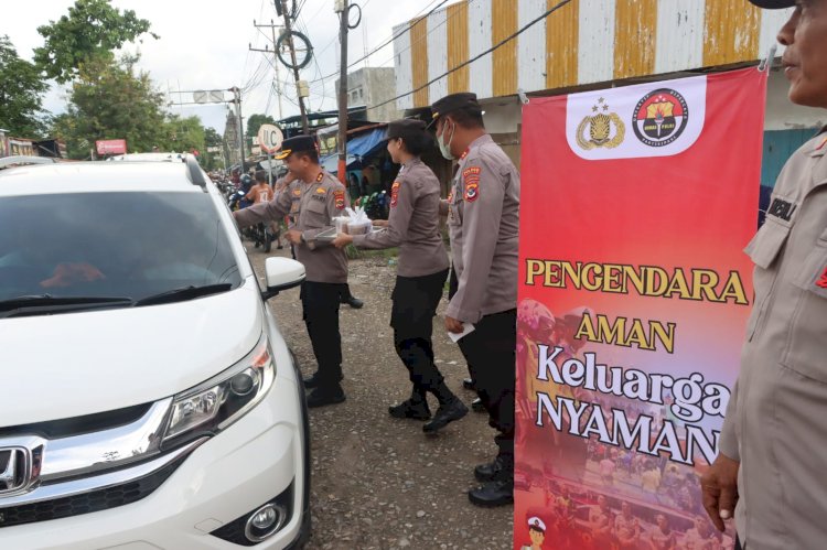 Puluhan Personil Polres Kupang Gelar Sosialisasi Mudik Aman, Keluarga Nyaman dan Pembagian Takjil kepada Pengendara