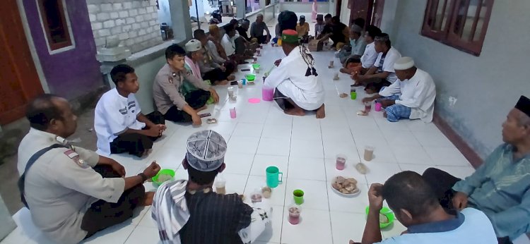 Gelar Silaturahmi dan Buka Puasa Bersama Tokoh Agama dan Jamaah Masjid, Polsek Sulamu Hadirkan Kedamaian