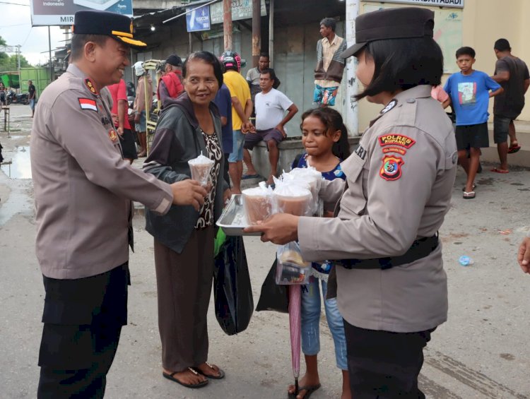 Kapolres Kupang Gelar Bakti Sosial Ramadhan di Amarasi, Bagikan Takjil kepada Warga