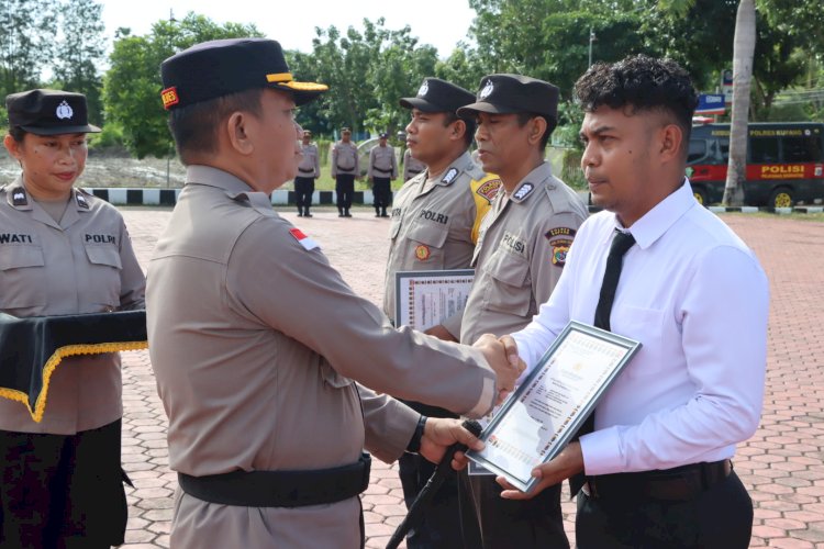 Dedikasi Tanpa Batas, Empat Personil Polres Kupang Dianugerahi Penghargaan