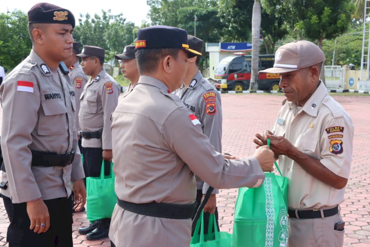 Bangun Kedekatan dengan Anggota, Kapolres Kupang Bagikan Sembako kepada Personel dan ASN Muslim