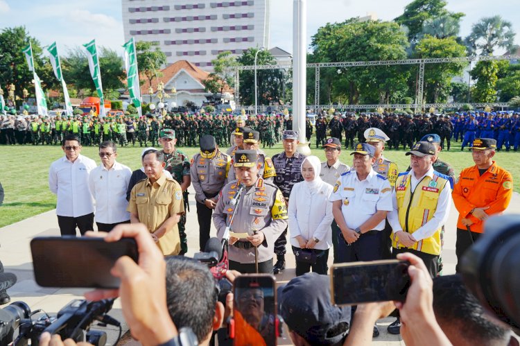 Kapolri Pimpin Apel Gelar Pasukan Operasi Ketupat 2025 di Surabaya