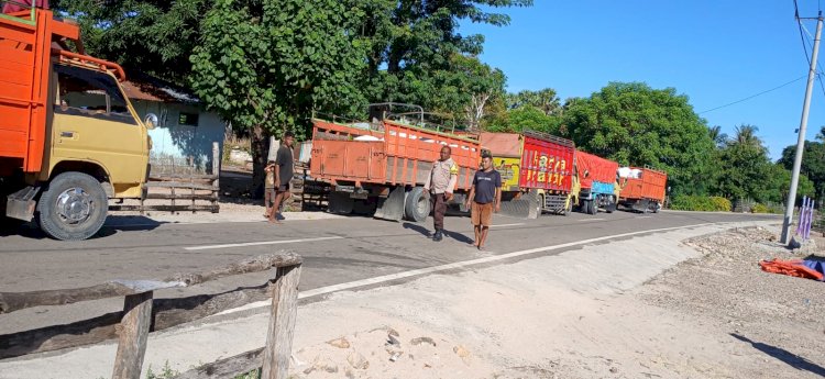 Bhabinkamtibmas Desa Pantulan Kawal Penjemputan 33,7 Ton Jagung Kering oleh Bulog NTT