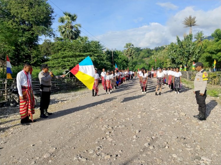 Kapolsek dan Waka Polsek Amfoang Utara Lepas dan Tutup Pawai Karnaval Hardiknas Ke-66 Tahun 2025