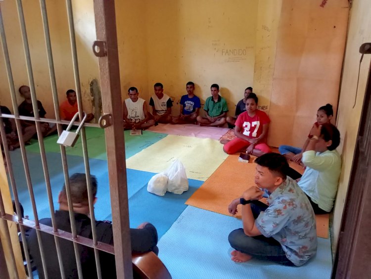 Tahanan Polres Kupang Ikuti Ibadah Binrohtal, Dipimpin Pdt. Werty Trifena Sano