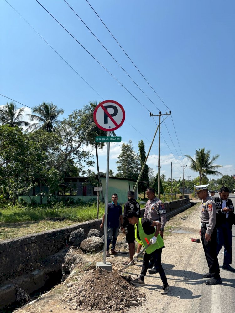 Terminal Bayangan Batas Kota Ditertibkan, Polres Kupang Bersama Instansi Terkait Pasang Rambu Larangan Parkir