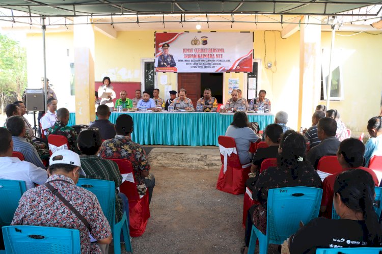 Kapolda NTT Gelar Jumat Curhat di Desa Penfui Timur, Kapolres Kupang Beri Solusi Keluhan Warga