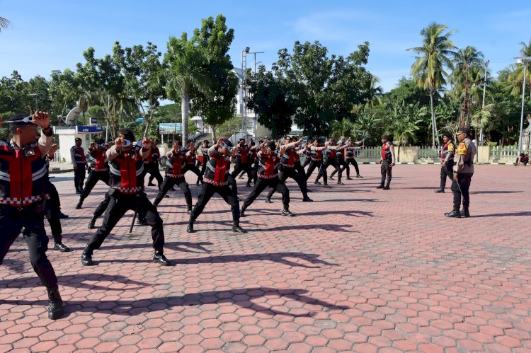 Polres Kupang Gelar Latihan Bela Diri, Kapolres Turut Peragakan Teknik Dasar