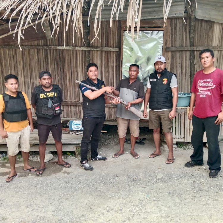 Warga Sumlili dan Takari Serahkan Senjata Rakitan dan Ratusan Liter Sopi ke Satgas Operasi Pekat Turangga 2025 Polres Kupang