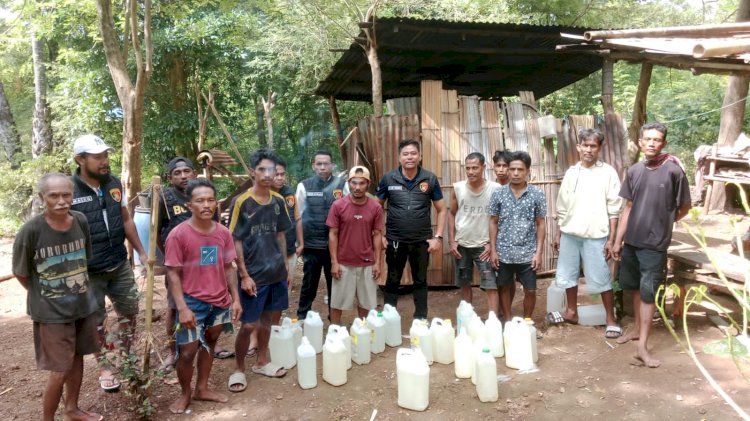 Warga Sumlili dan Takari Serahkan Senjata Rakitan dan Ratusan Liter Sopi ke Satgas Operasi Pekat Turangga 2025 Polres Kupang