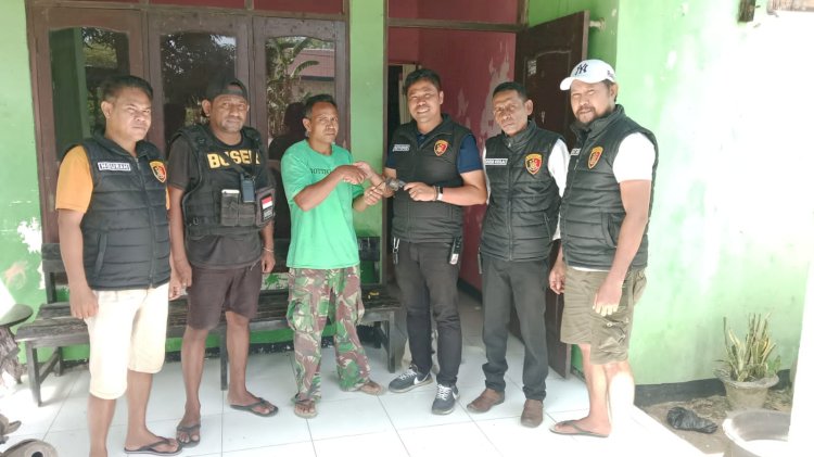 Warga Sumlili dan Takari Serahkan Senjata Rakitan dan Ratusan Liter Sopi ke Satgas Operasi Pekat Turangga 2025 Polres Kupang