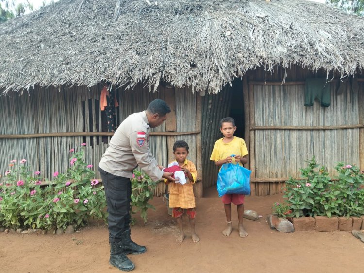 Aksi Sosial Aiptu Charles Maufani Berikan Bantuan Seragam Sekolah kepada Anak Yatim dan Kurang Mampu di Amfoang Timur