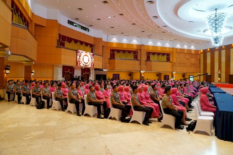 Ketua Umum Bhayangkari Berikan Pembekalan Kepada Mahasiswa STIK Lemdiklat Polri S-1, S-2, dan S-3 Bersama Istri