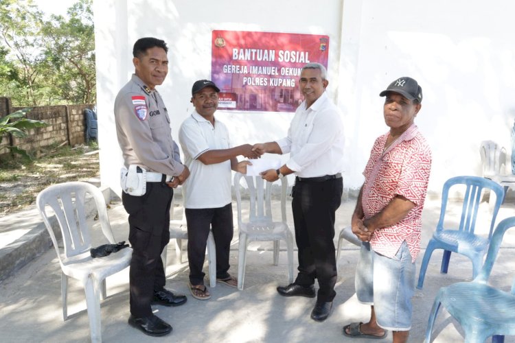 Polres Kupang Gelar Bantuan Sosial Melalui Gereja Imanuel Oekumene untuk Gereja Stasi Hati Kudus Yesus Penfui Timur