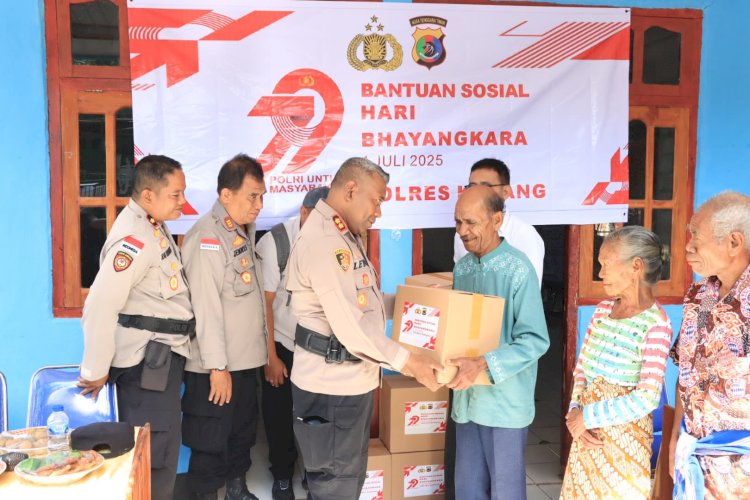 Kapolres Kupang Tanyakan Peran Polisi Saat Gelar Bansos di Desa Tesbatan I dan II