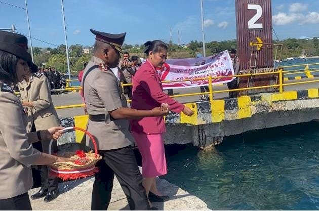 Kapolres Kupang Pimpin Upacara Tabur Bunga di Pelabuhan Bolok, Kenang Jasa Pahlawan Maritim