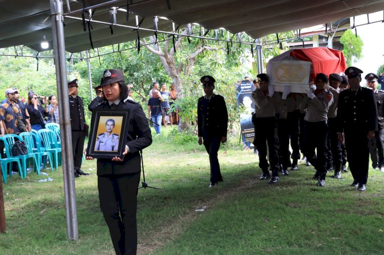 Penuh Haru, Kapolres Kupang Pimpin Upacara Pemakaman Secara Kedinasan Aipda Napoleon V. Ngge Tage