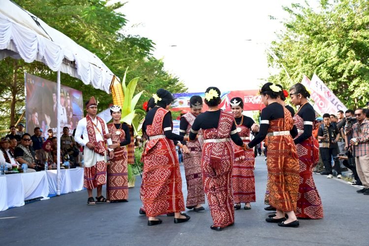 Kapolda NTT Lepas Karnaval Budaya Bhayangkara di Kupang Exotic Festival 2025