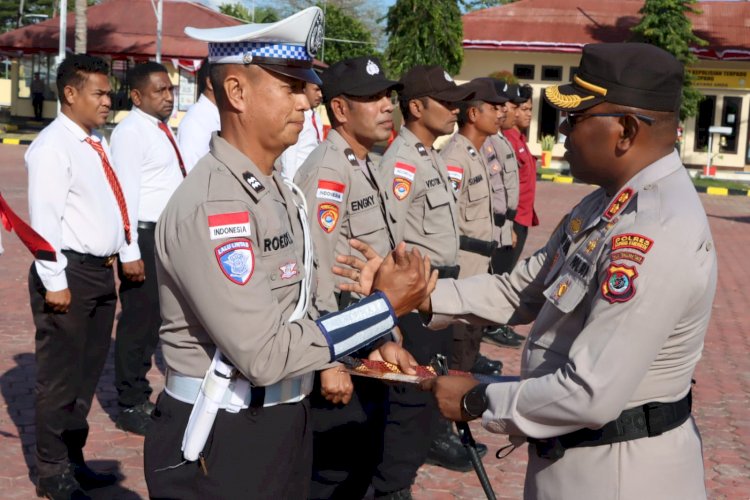 Kapolres Kupang Berikan Penghargaan kepada 12 Personil Berprestasi, Wujud Apresiasi atas Dedikasi dan Loyalitas