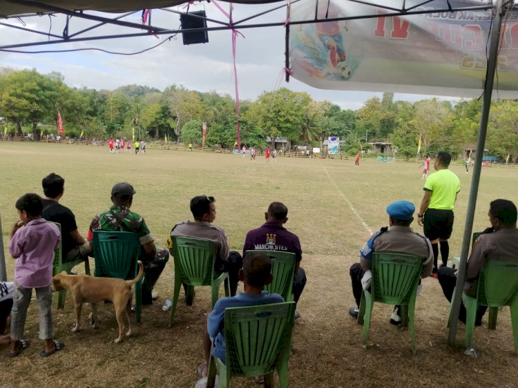 Sinergitas TNI-Polri Amankan Turnamen Sepak Bola di Perbatasan Amfoang