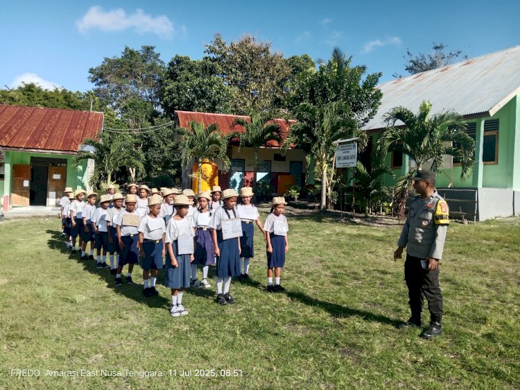 Bhabinkamtibmas Desa Ponain dan Apren Aipda Jermias Lada Berikan Penyuluhan Kenakalan Remaja dan Latihan Kepemimpinan di SMP Negeri 2 Satap Amarasi