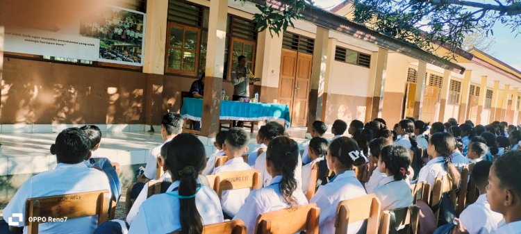Kapolsek Sulamu Berikan Penyuluhan Kenakalan Remaja kepada Peserta MPLS di SMP Negeri 1 Sulamu