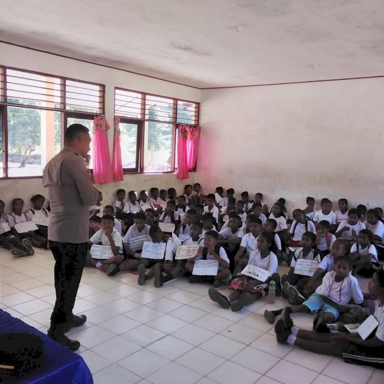 Bhabinkamtibmas dan Waka Polsek Amfoang Utara Sosialisasikan Bahaya Kenakalan Remaja dan Narkoba di SMPN 1 Amfoang Barat Laut