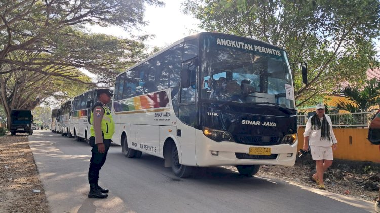 Pospol Amarasi Barat Amankan Kunjungan 200 Wisatawan Mancanegara ke Istana Kerajaan Baun