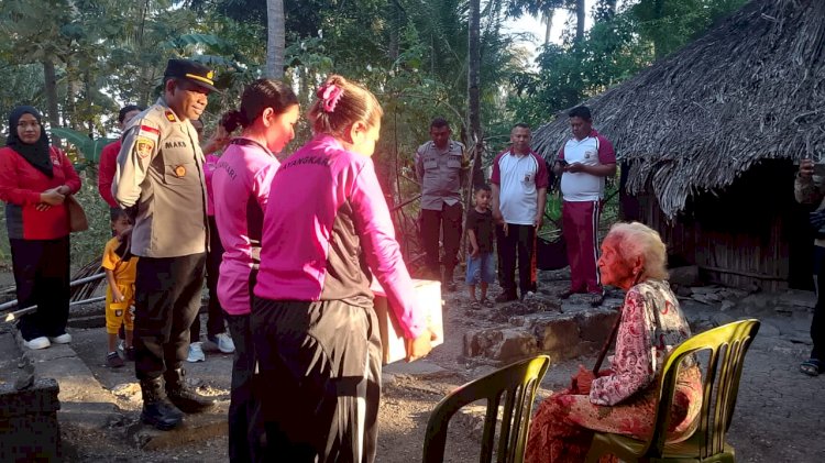 Peduli Warga Lansia, Polsek dan Bhayangkari Fatuleu Salurkan Bantuan ke Oma Terfina
