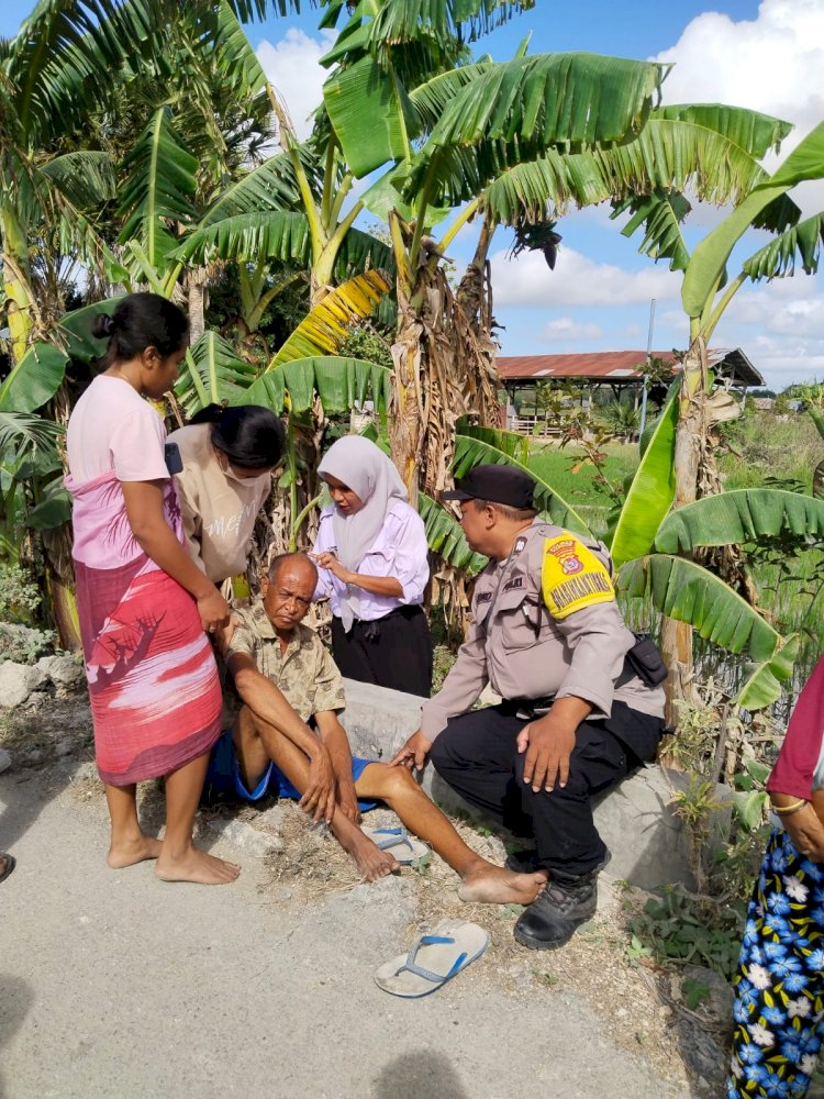 Sigap dan Peduli, Bhabinkamtibmas Tanah Putih Bantu Warga yang Terjatuh di Jalan