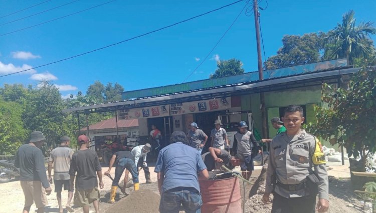 Peduli Pendidikan, Bhabinkamtibmas Kuaklalo Terjun Langsung Bangun Pagar SD GMIT Oehani