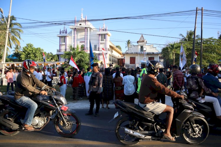 Puluhan Personel Polres Kupang Kawal Ketat Parade Api Injil HUT ke-411 di Babau