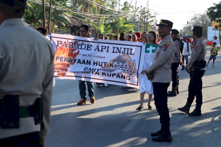 Puluhan Personel Polres Kupang Kawal Ketat Parade Api Injil HUT ke-411 di Babau