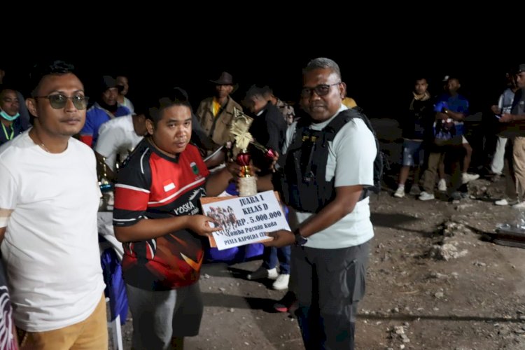 Kapolres Kupang Hadiri Puncak Pacuan Kuda Kapolda Cup 2025, Serahkan Hadiah Bersama Bupati